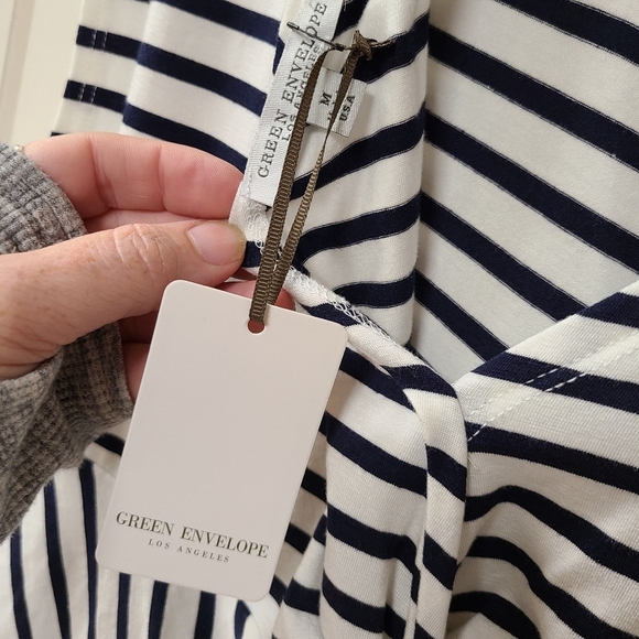 NWT Green Envelope Medium women's  short sleeve top. - Picture 4 of 6